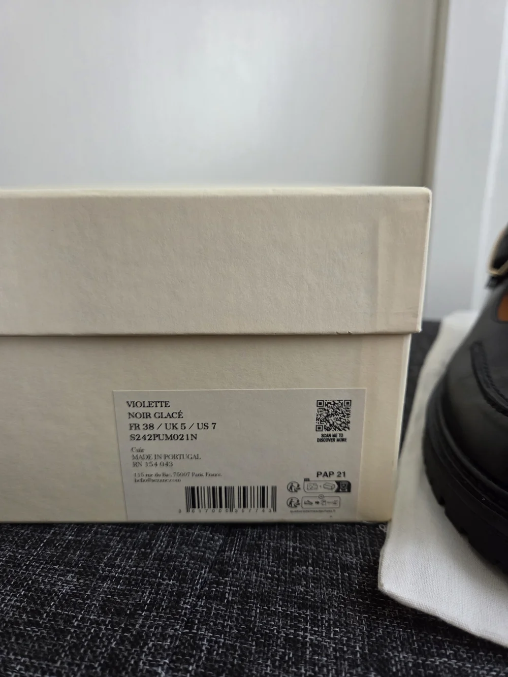 Sézane Violette Babies in Glossy Black - Picture 5 of 8